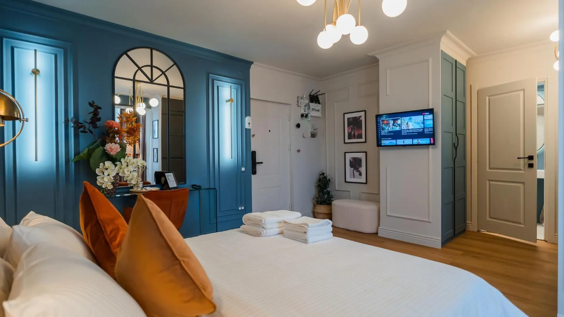 Opal Gem Studio In Old Town Bucharest